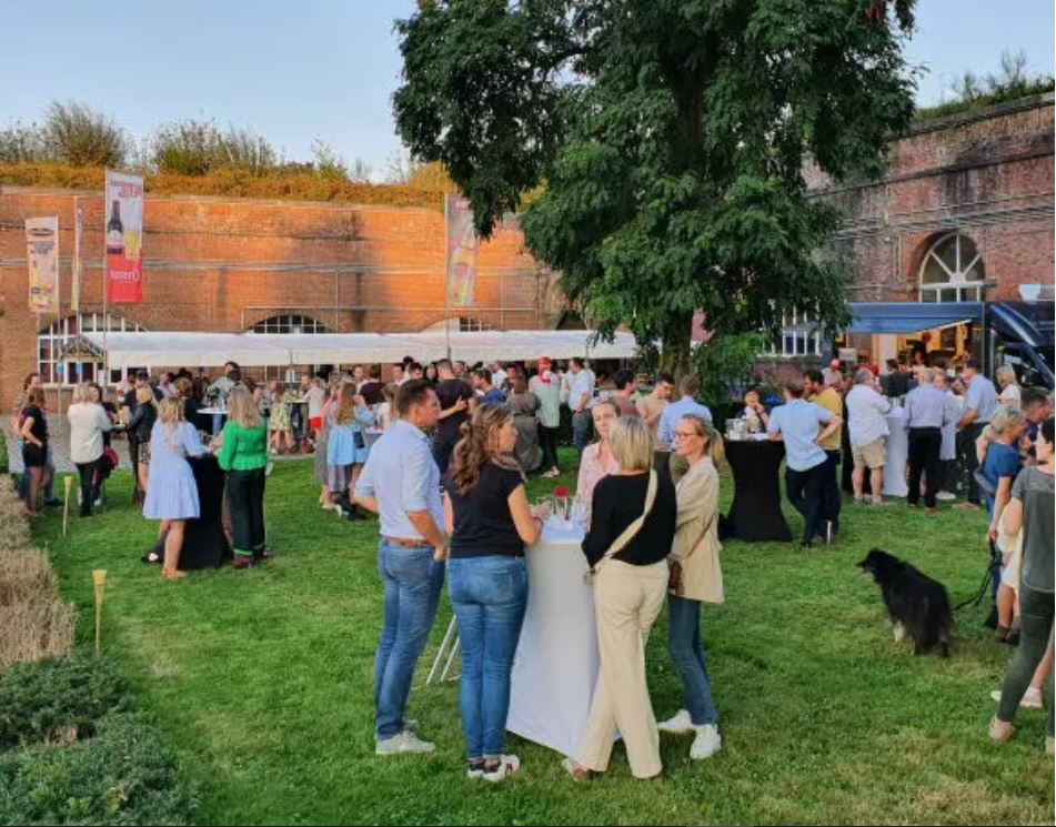 Foto mensen die aan tafeltjes staan op citadel